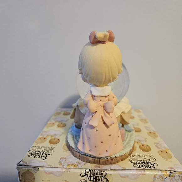 Precious Moments Girl with Gift Mini Waterball Figurine - Picture 3 of 6